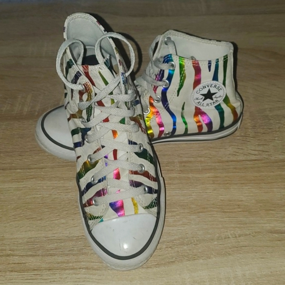 Converse  metallic zebra  women 7 to 7.5 men size 5. Although size states 4.